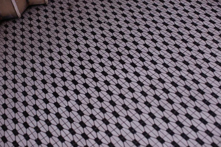 Sol en mosaïque noir et blanc, motif géométrique fin