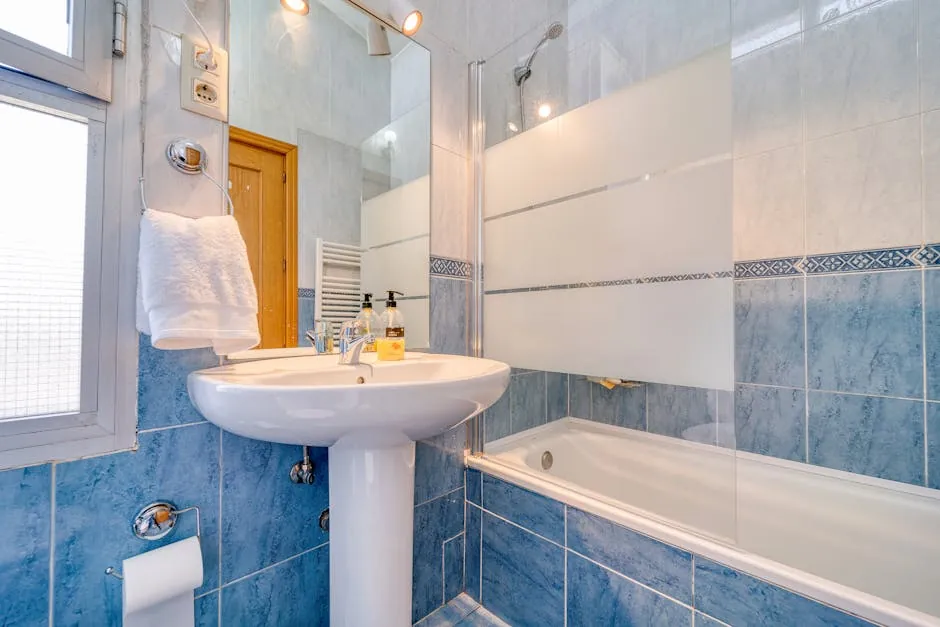 Salle de bains en faïence bleue avec frise décorative