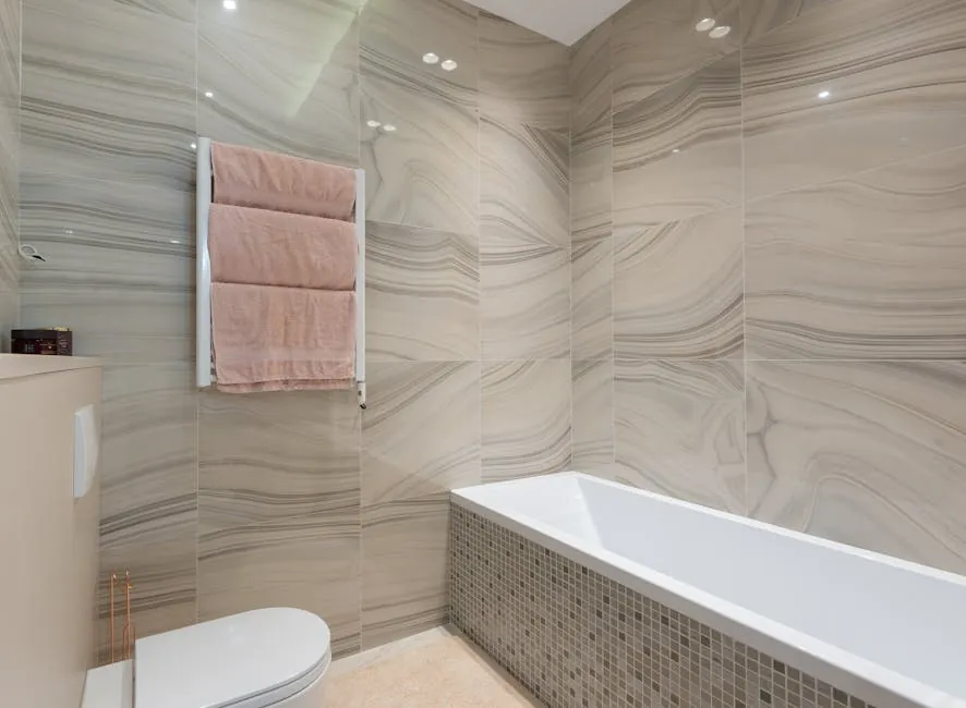 Salle de bains en grès cérame veiné, mosaïque sur la baignoire
