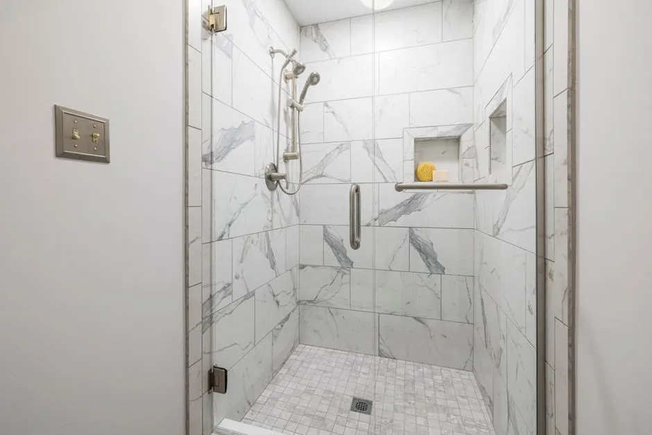 Douche carrelée en marbre, pose en grand format